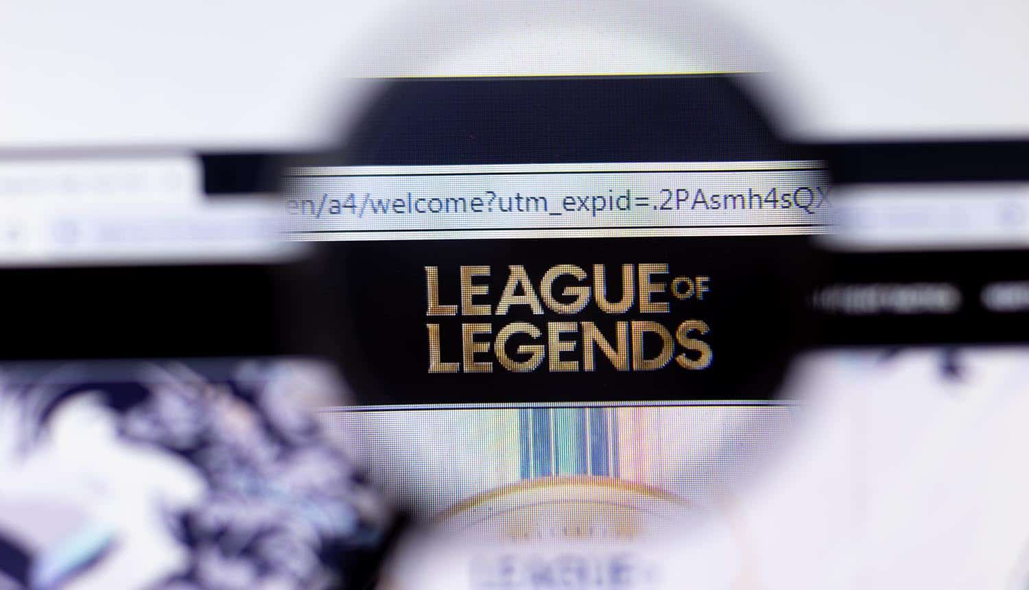 League of Legends website page showing security breach of game cheats and source code of Riot Games