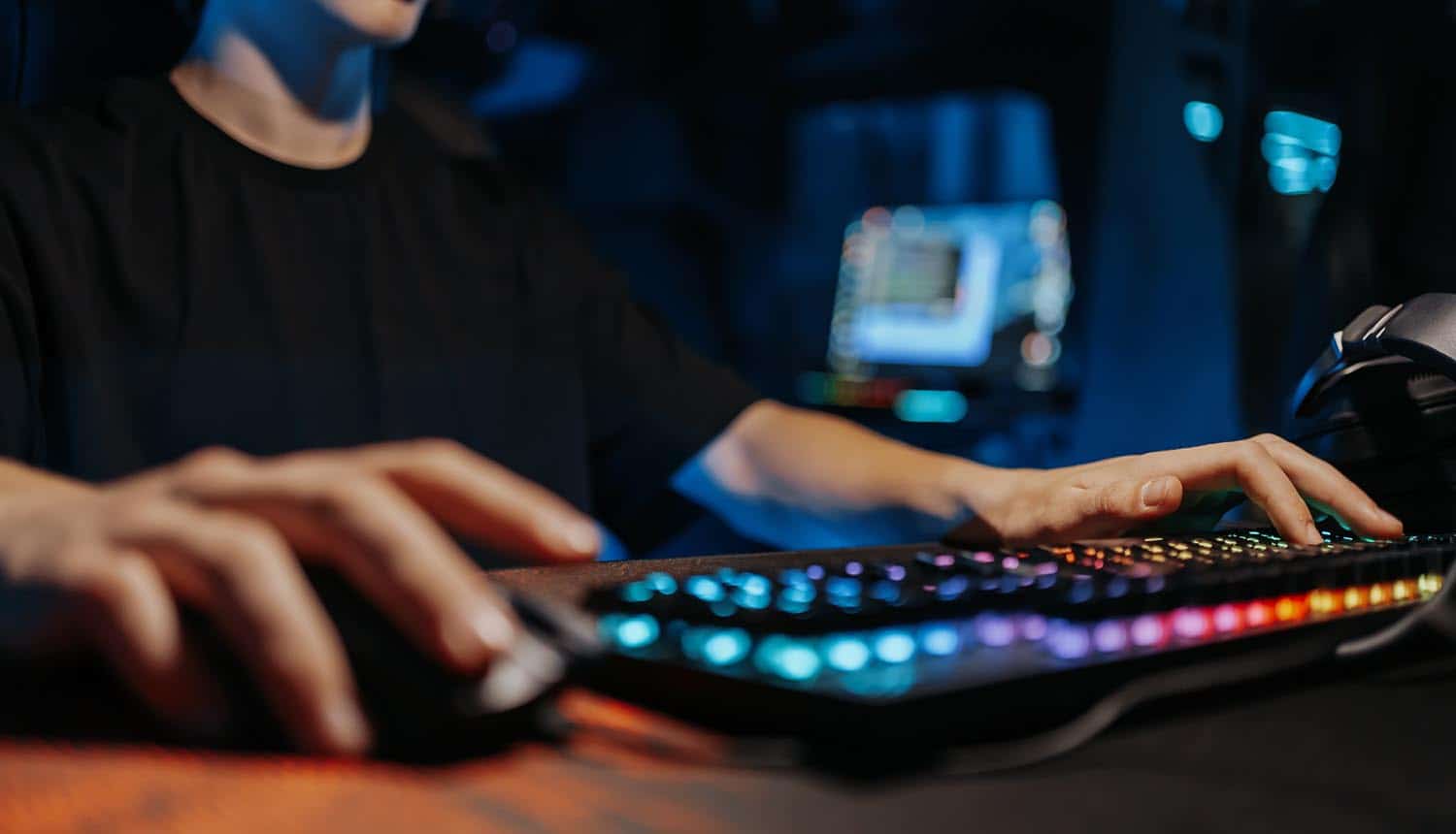 eSportsman plays games showing alleged Razer data breach on hacker forum