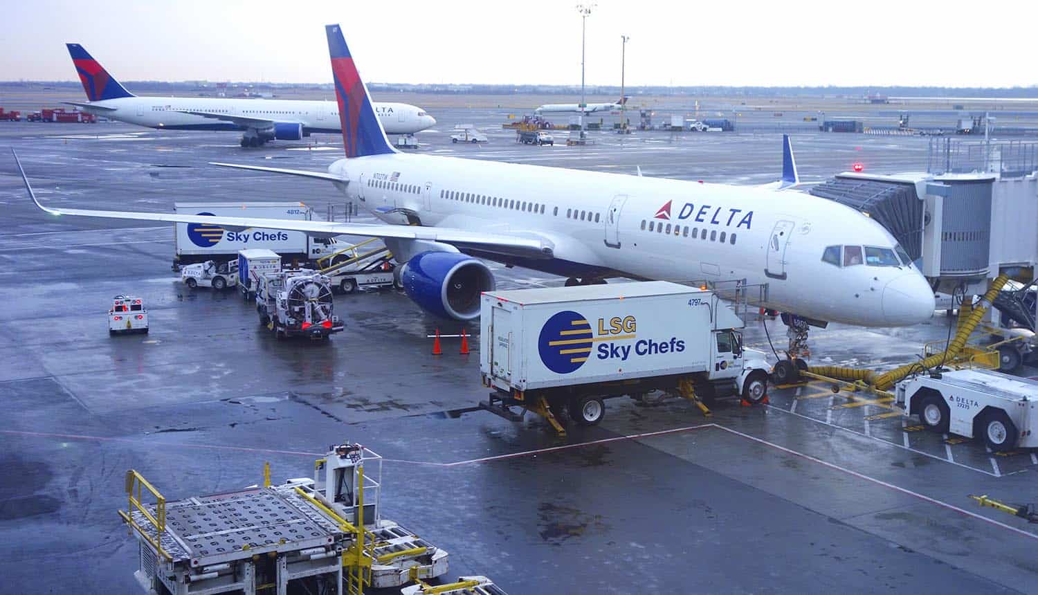Delta aircraft at the gate showing Wi-Fi attack by DEF CON attendees
